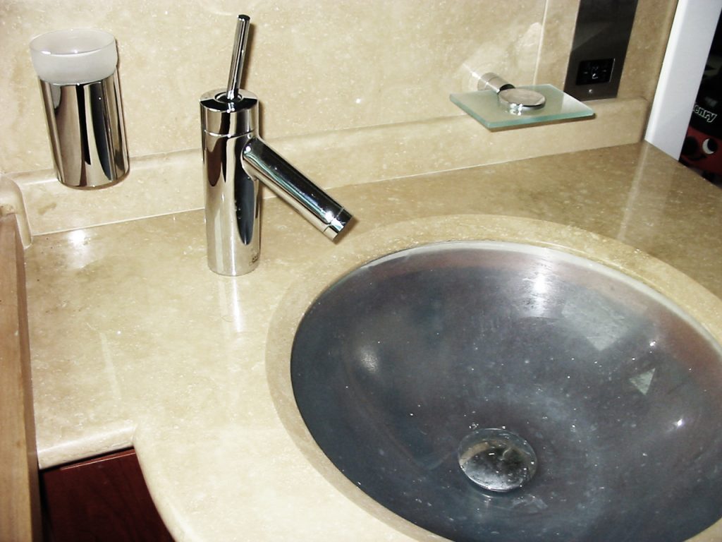 Lavabo a incasso con top in marmo