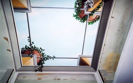 Soffitto con finestra pitturata