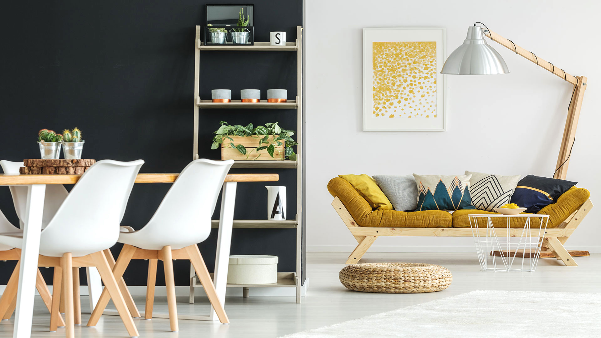 Soggiorno minimal dalle linee semplici, con colori e forme di tendenza