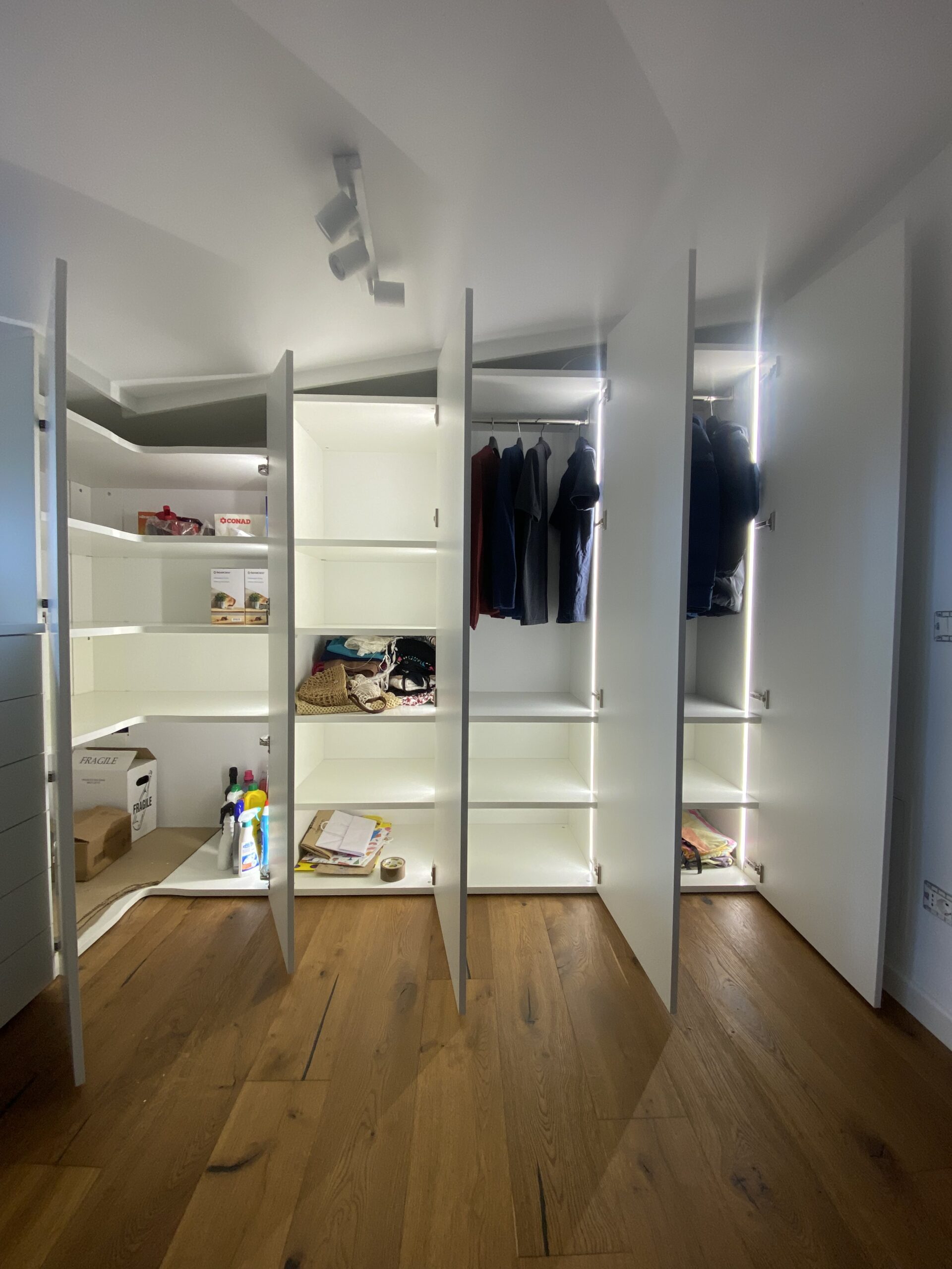 Interno armadio su misura con illuminazione led integrata