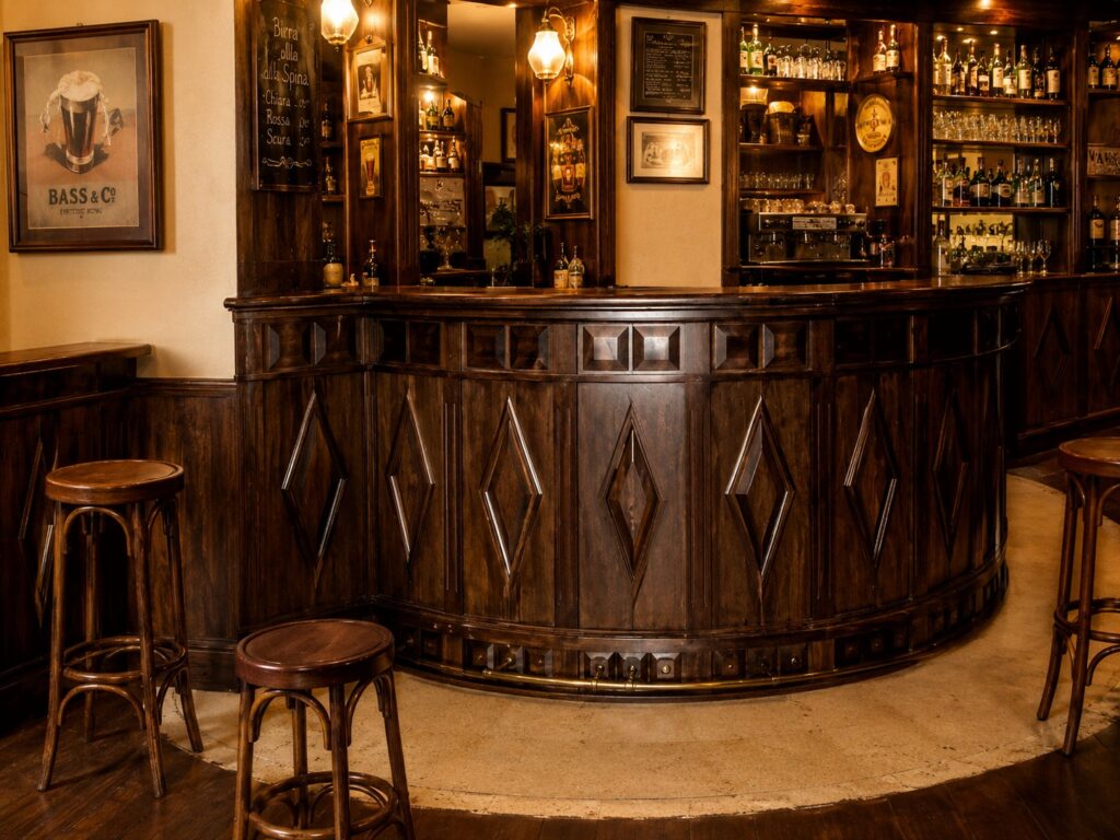 Bancone da pub artigianale in legno con boiserie e lavorazioni classiche anni Ottanta