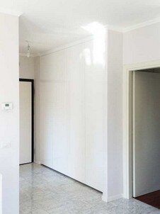 Armadio a muro con ante da pavimento a soffitto
