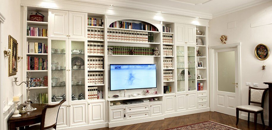 Libreria classica laccata bianca