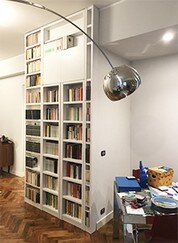 Libreria su misura in una nicchia