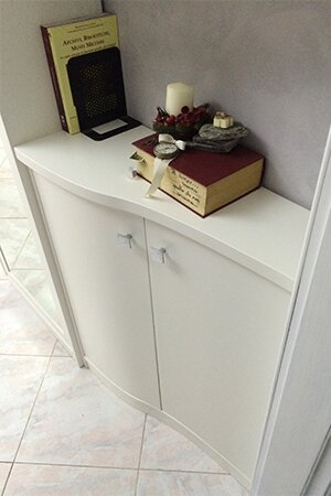 Mobiletto con le ante sagomate